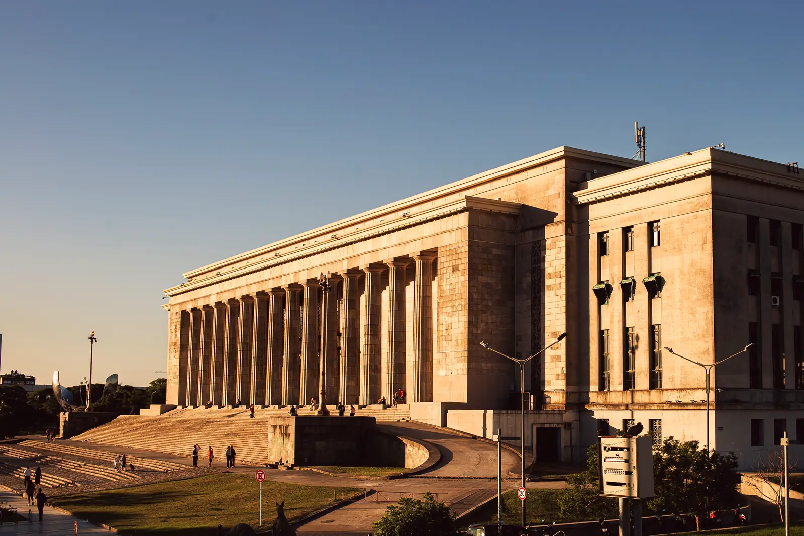 Edificio con columnas de un campus universitario en Argentina.