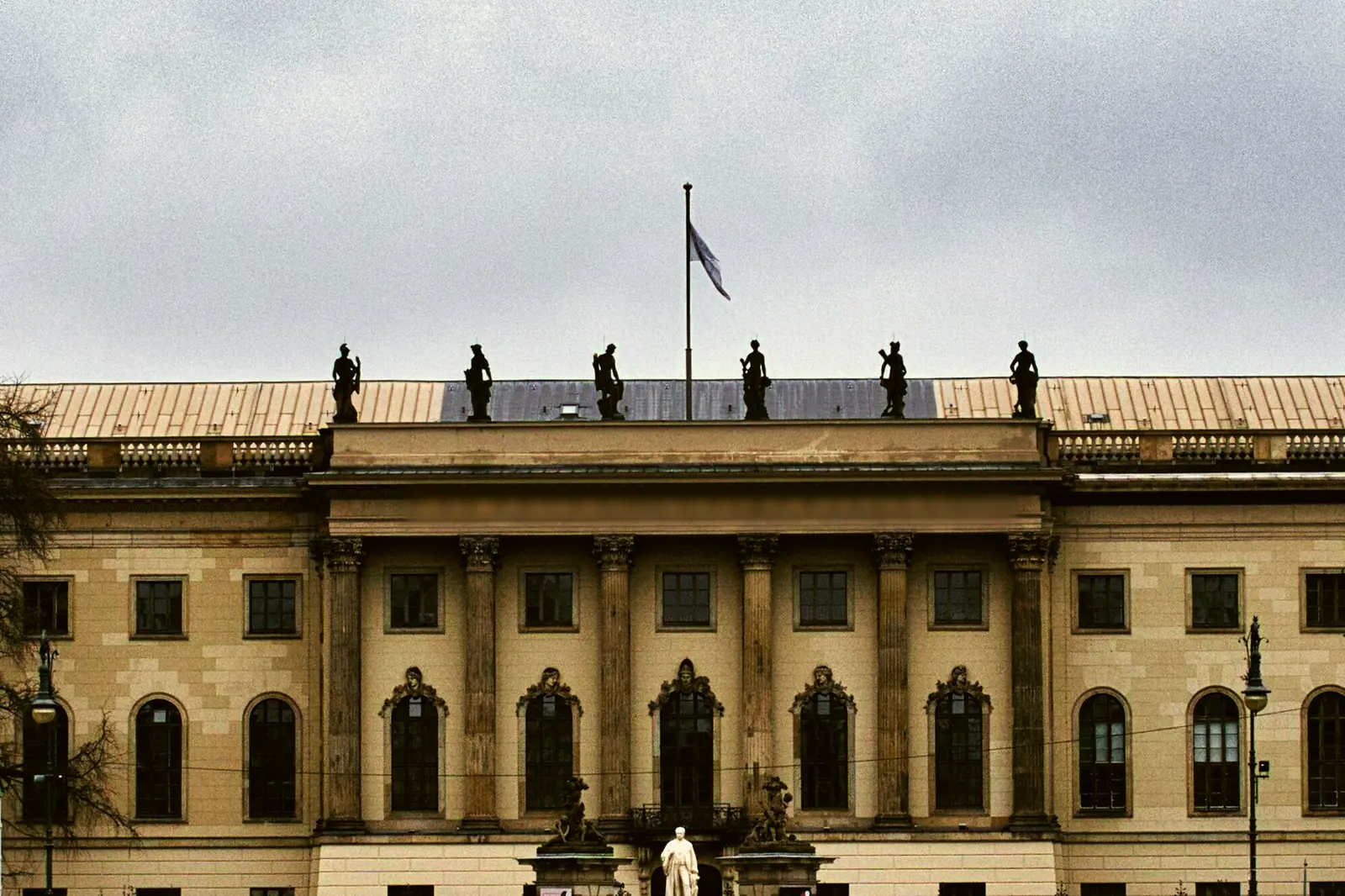 Edificio histórico de un campus universitario en Alemania.