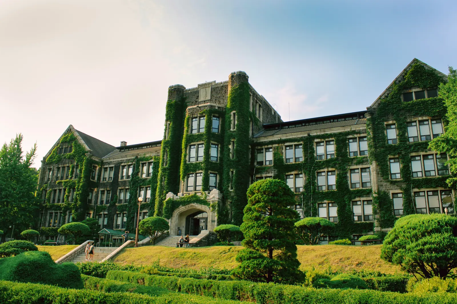 Edificio cubierto de hiedra en un campus universitario de Corea del Sur.
