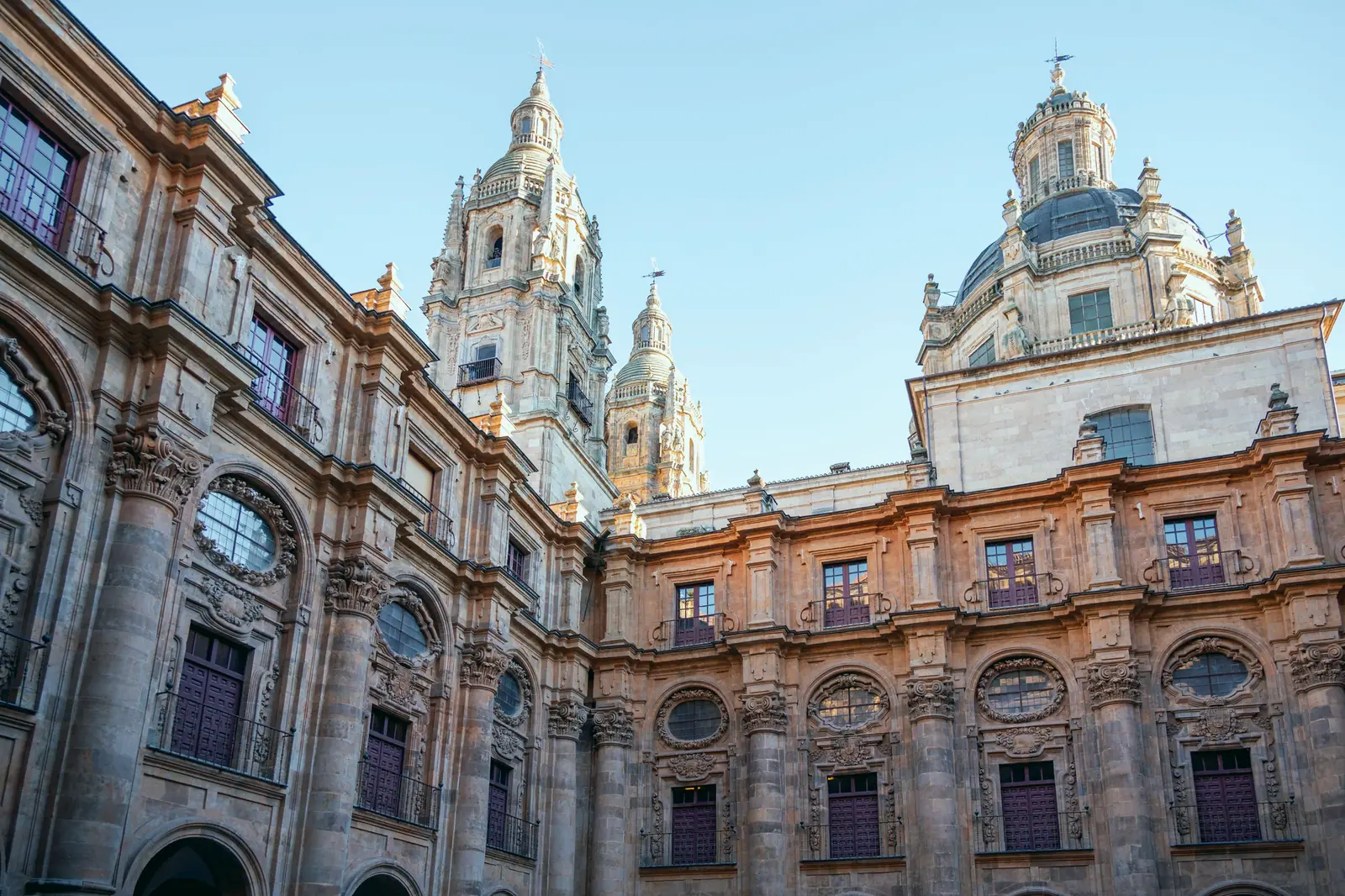 Fachada barroca de un edificio de un campus universitario en España.